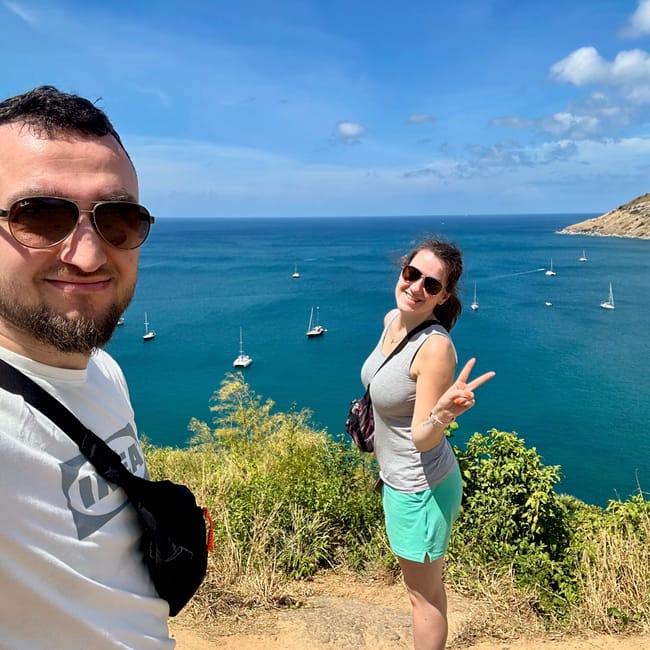 Para na phuket windmill viewpoint z widokiem na zatokę i zacumowane żaglówki