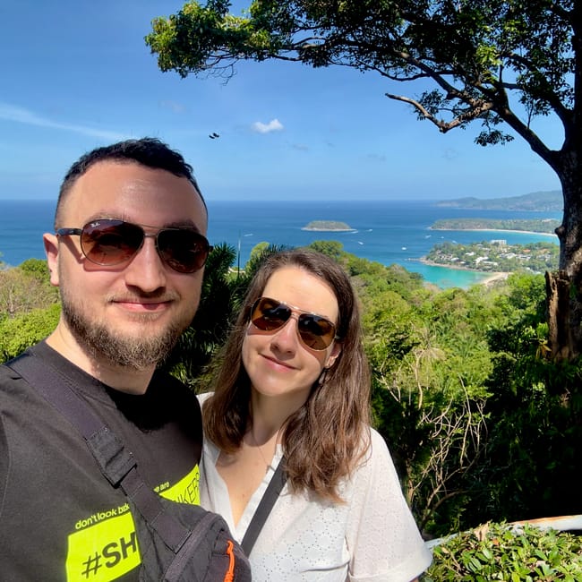 Para na punkcie widokowym karon viewpoint w phuket, z widokiem na morze i zatoki.