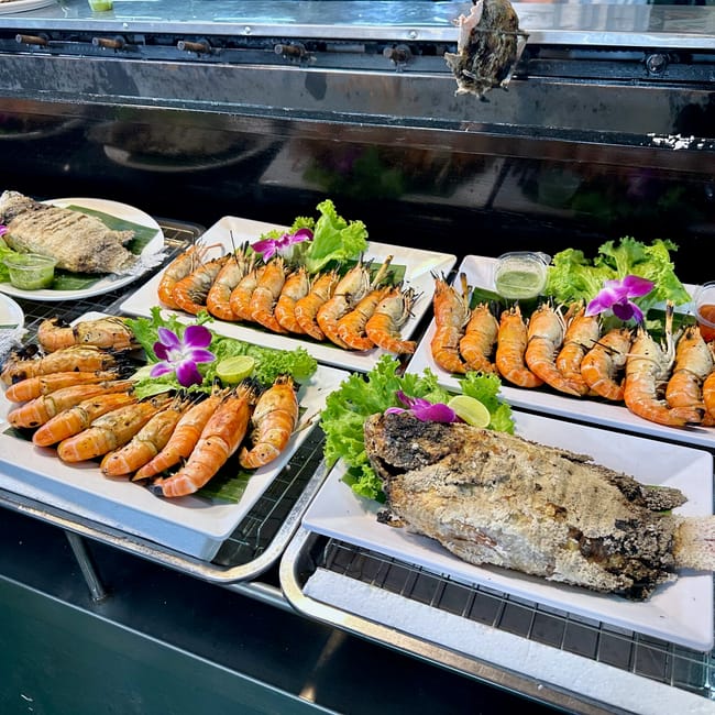Stoiska z grillowanymi krewetkami i rybami na phuket naka weekend market w tajlandii