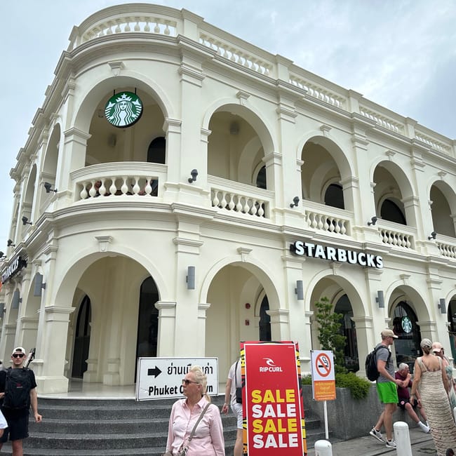 Starbucks w phuket old town z kolonialną fasadą i łukowymi arkadami