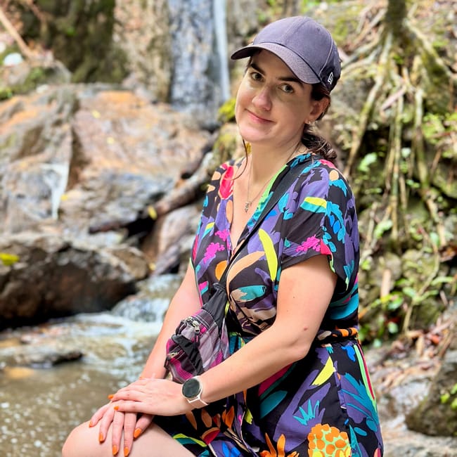 Kobieta pozująca przy wodospadzie bang pae waterfall na phuket w tajlandii