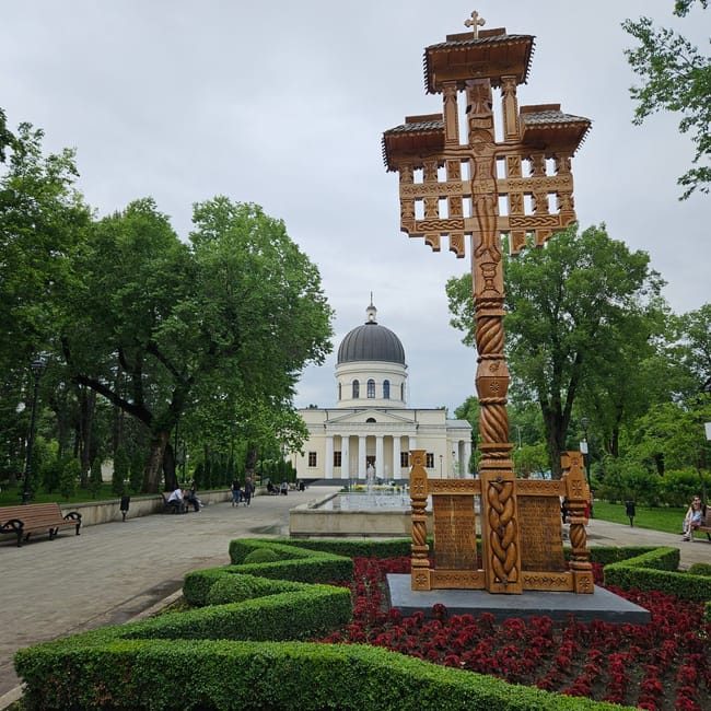 Katedra narodzenia pańskiego w kiszyniowie z rzeźbionym drewnianym krzyżem w parku