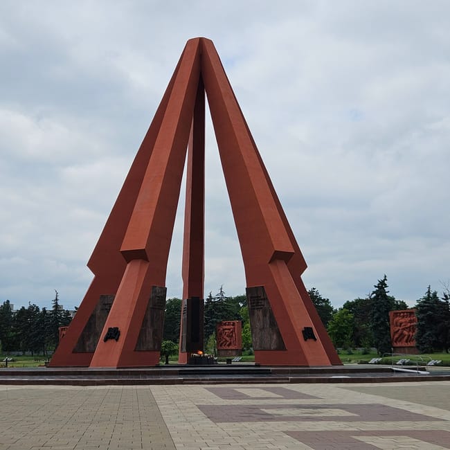 Kompleks memorialny eternity w kiszyniowie z pomnikiem i wiecznym płomieniem.
