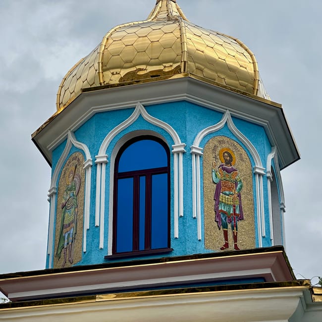 Monaster ciuflea w chișinău z błękitną wieżą i złotą kopułą