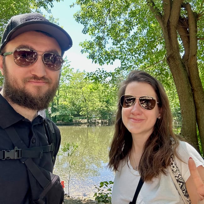 Zwiedzający w chișinău zoo robią selfie nad jeziorem.