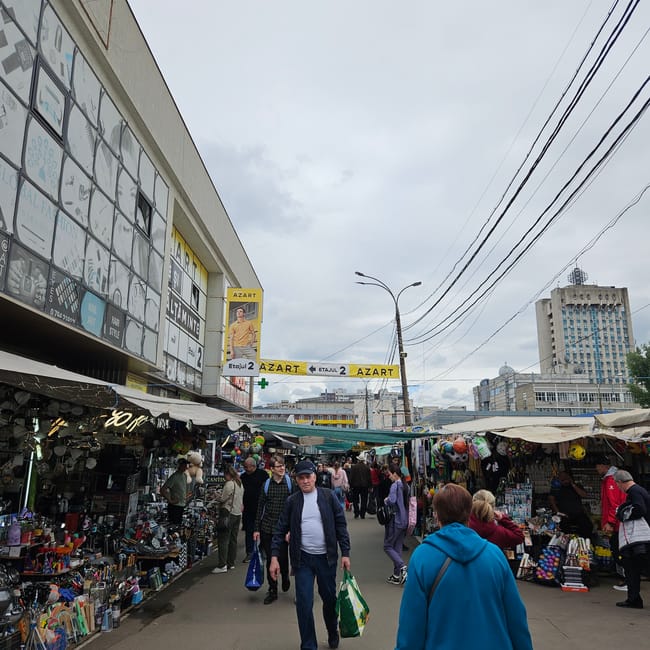 Piața centrală w chișinău z zatłoczonymi straganami i przechodniami