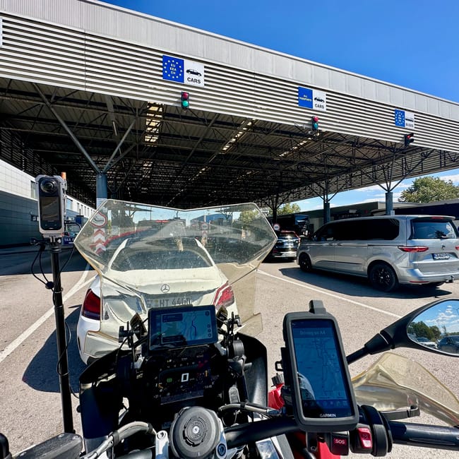Motocykl z nawigacją przy przejściu granicznym na desert horizons motorcycle expedition