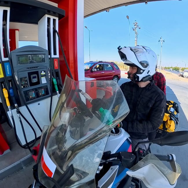 Motocyklista tankuje na stacji kurdistan petrol station w iraku.
