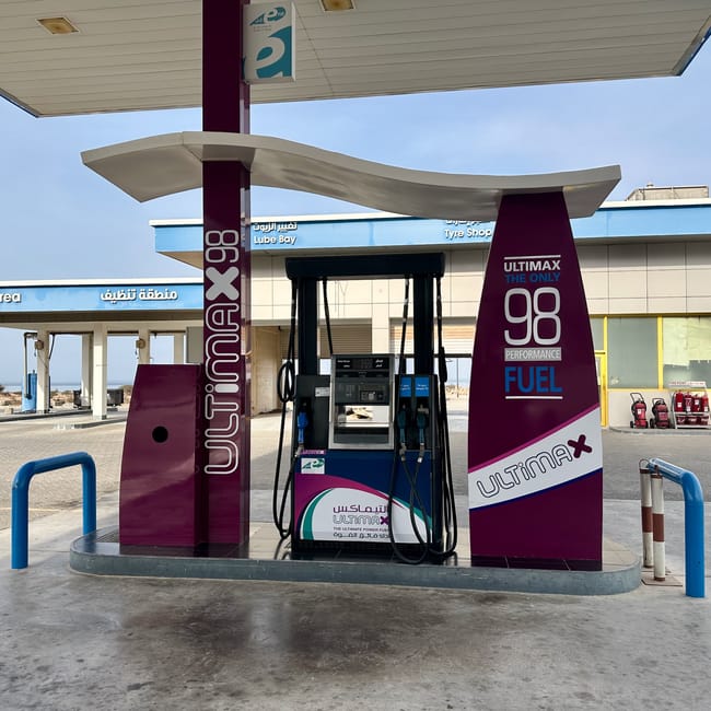Stacja benzynowa muscat petrol station w omanie z dystrybutorem ultimax 98 i stanowiskami do odkurzania.