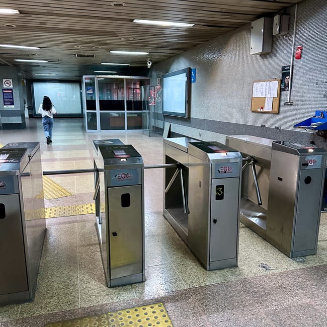 Wejście do metra w ankarze z bramkami obrotowymi i oznaczeniami dla pasażerów.