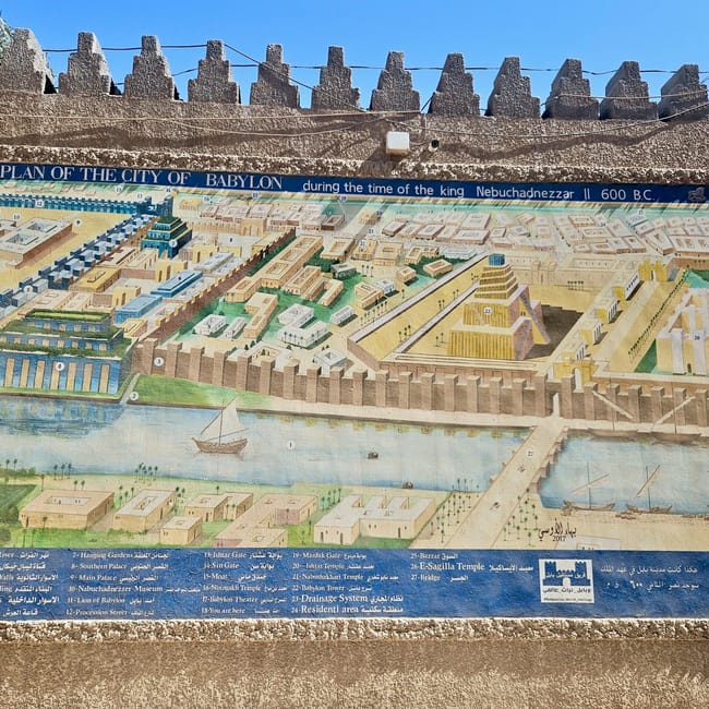 Tablica z mapą starożytnego babilonu z opisem „plan of the city of babylon” na murze twierdzy
