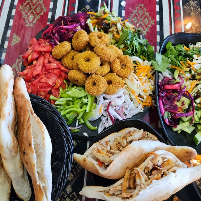 Erbil foods w iraku: mezze z warzywami, smażonymi krążkami i pitą oraz kanapkami z kurczakiem