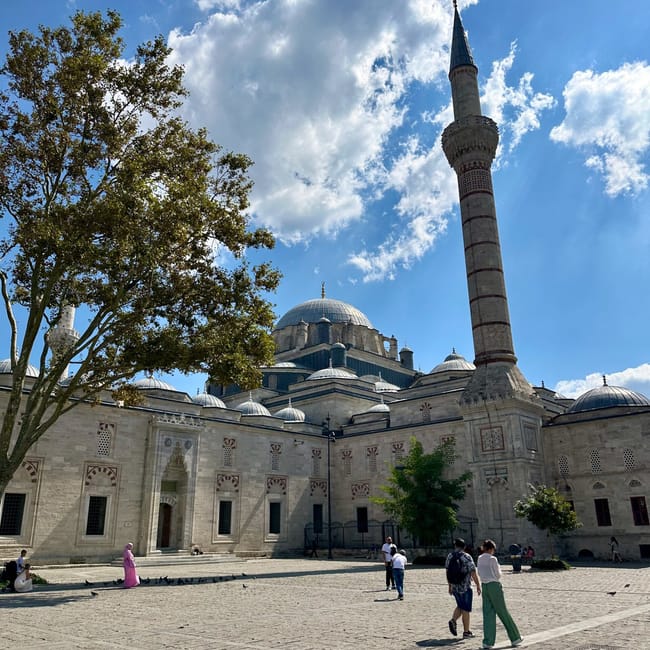 Plac beyazıt w stambule z meczetem i wysokim minaretem под błękitnym niebem