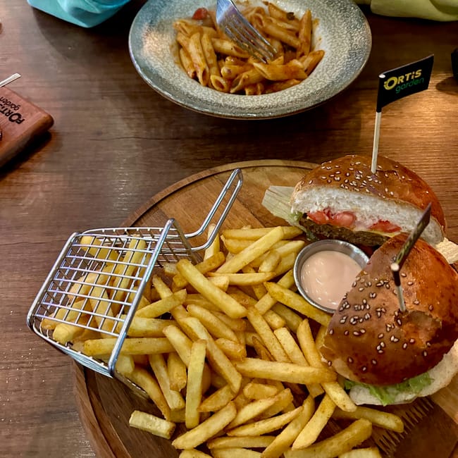 Posiłek w restauracji ortis garden w stambule: burgery, frytki i makaron.