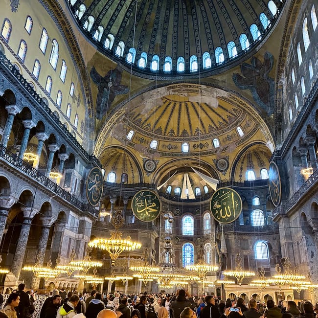 Hagia sophia w stambule, wnętrze z kopułą i tłumem zwiedzających