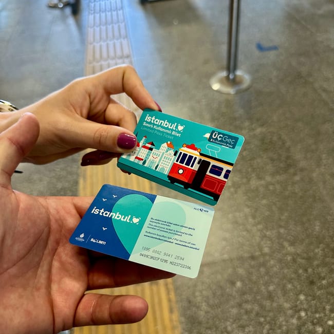Dwie karty istanbul do transportu publicznego trzymane w dłoniach na stacji w stambule.