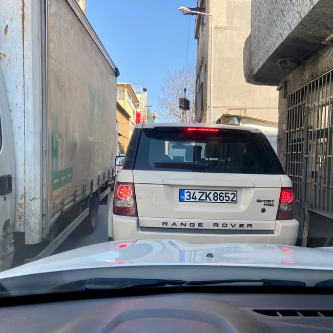 Ulica w stambule z samochodami stojącymi w ciasnym korku
