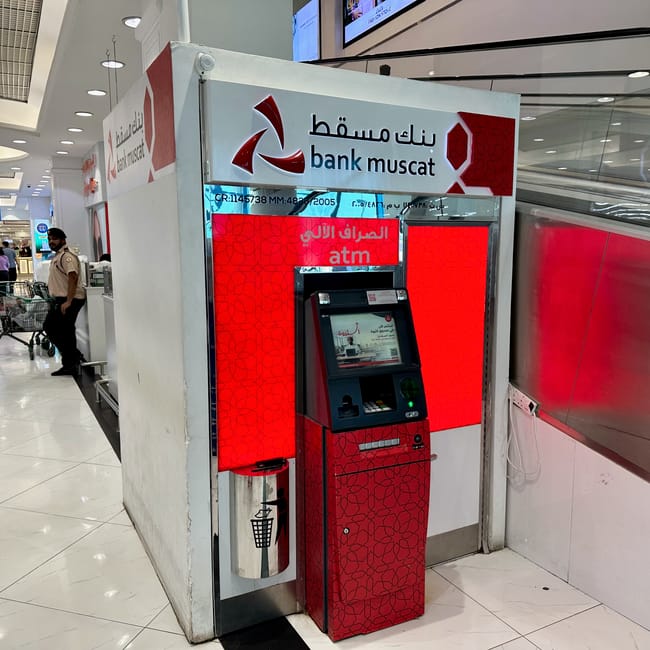 Bankomat bank muscat w centrum handlowym w maskacie, oman.