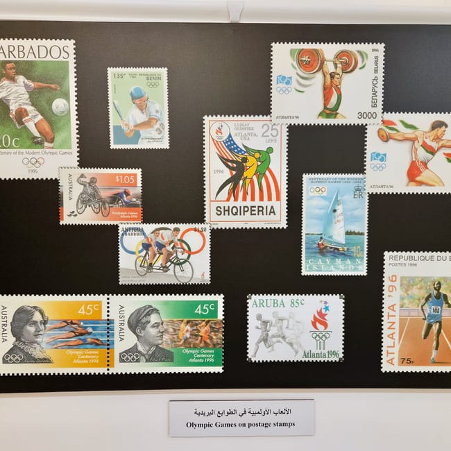 Muscat bait al zubair w omanie, ekspozycja znaczków pocztowych z motywem igrzysk olimpijskich na czarnym tle
