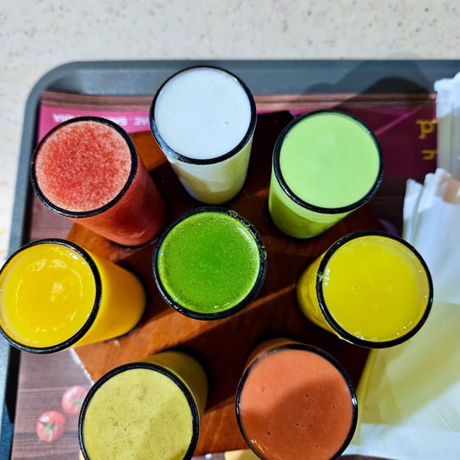 Kolorowe świeże soki w szklankach na tacy w muscat foods w omanie