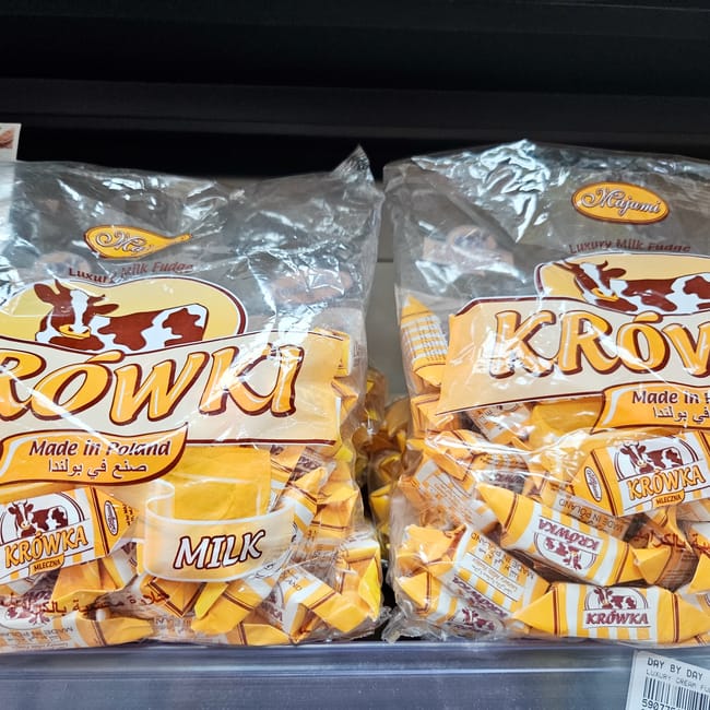 Krówki mleczne made in poland na sklepowej półce w omanie, muscat foods.