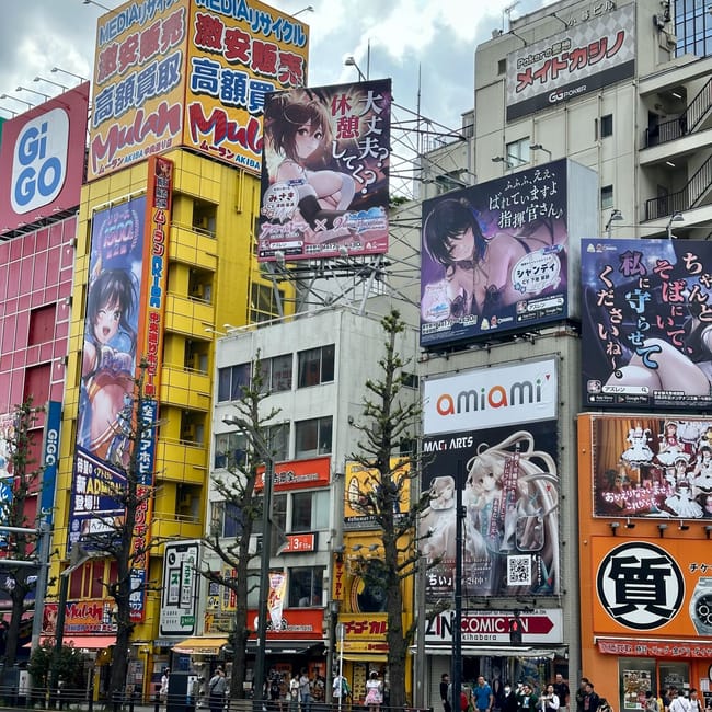Widok na akihabarę w tokio z kolorowymi reklamami i billboardami manga