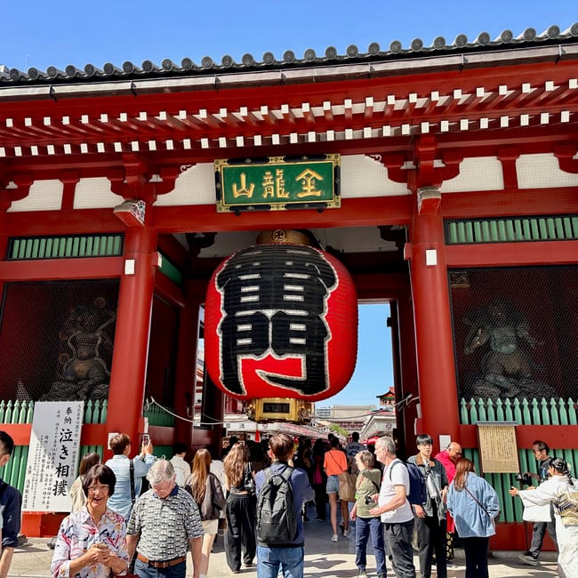Brama kaminarimon w świątyni asakusa w tokio z wielką czerwoną latarnią i tłumem turystów