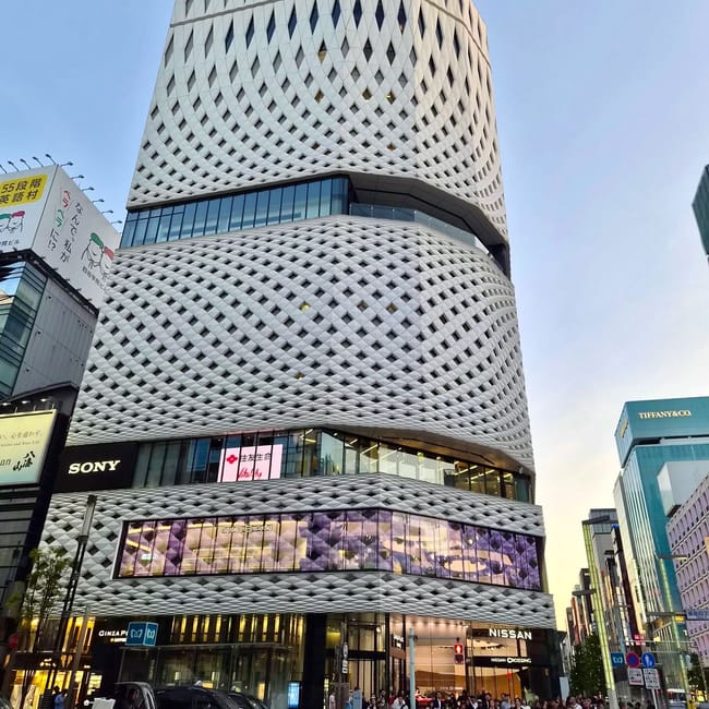 Ginza w tokio z nowoczesnym budynkiem sapporo i ruchliwym przejściem dla pieszych