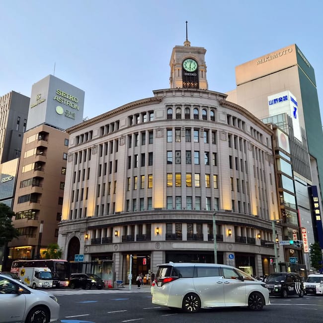 Ginza w tokio z charakterystycznym budynkiem z zegarem seiko i otaczającymi go sklepami