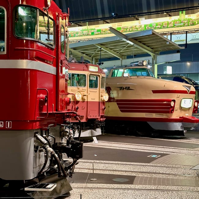 Muzeum kolejnictwa w tokio z kilkoma zabytkowymi pociągami na ekspozycji
