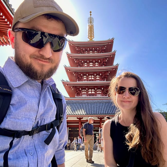 Para turystów przed pięciokondygnacyjną pagodą świątyni senso-ji w tokio