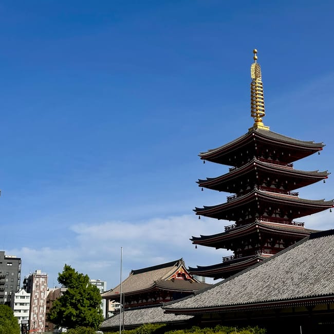 Świątynia sensoji w tokio z pięciopiętrową pagodą i wieżą tokyo skytree w tle