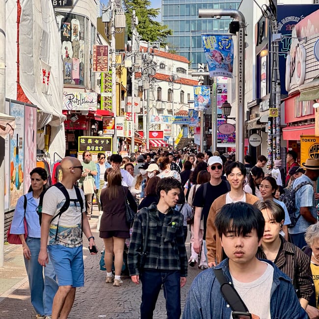Tłum na ulicy takeshita street w tokio