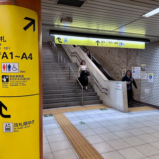 Informacja na stacji metra w tokio o wyjściu a1–a4 i dojściu do poziomu bramki