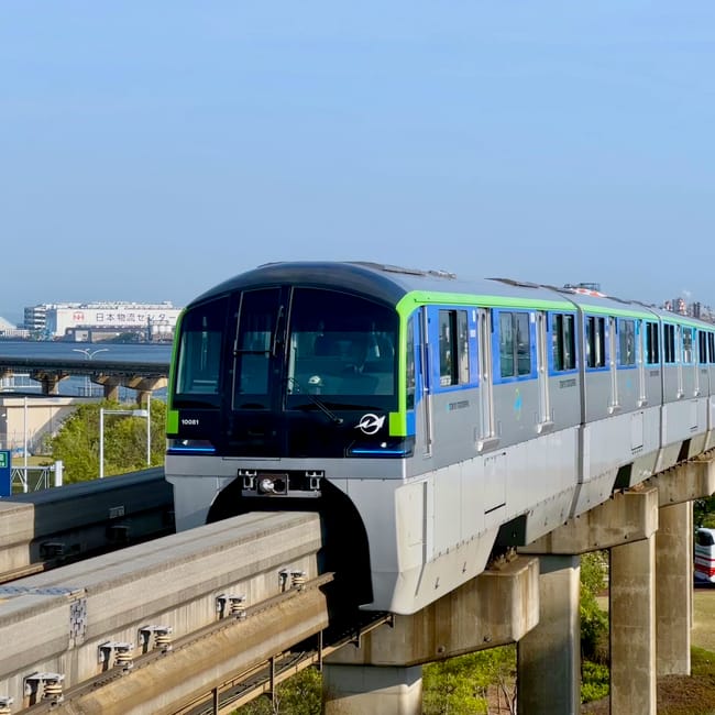 Monorail w tokio jadący nad wodą