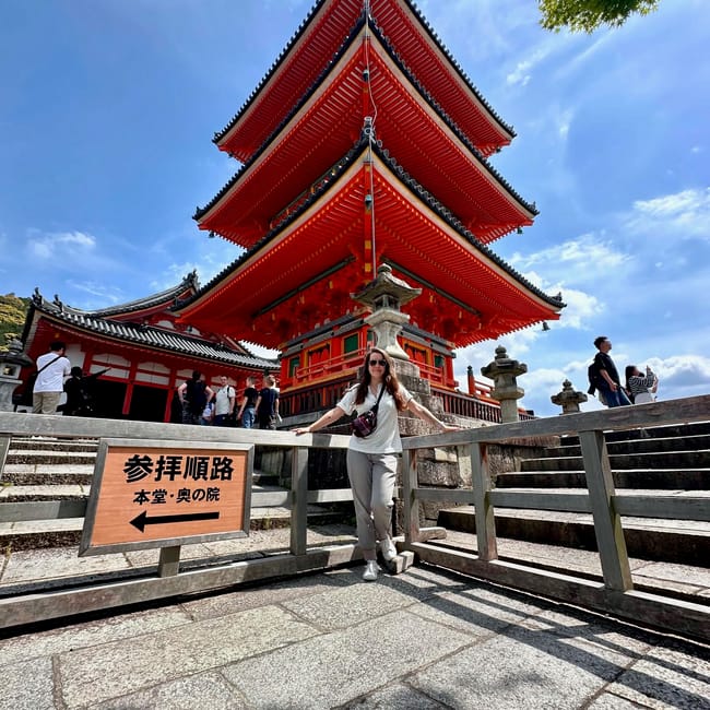 Kiyomizu-dera w kioto z czerwoną pagodą i turystami na dziedzińcu