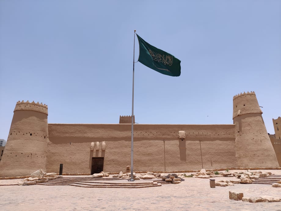 Fortece al masmak museum w rijadzie z flagą arabii saudyjskiej na maszcie