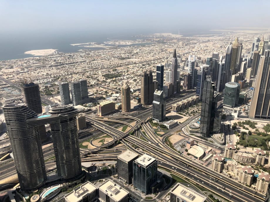 Panorama dubaju z wieżowcami, autostradami i wybrzeżem zatoki perskiej