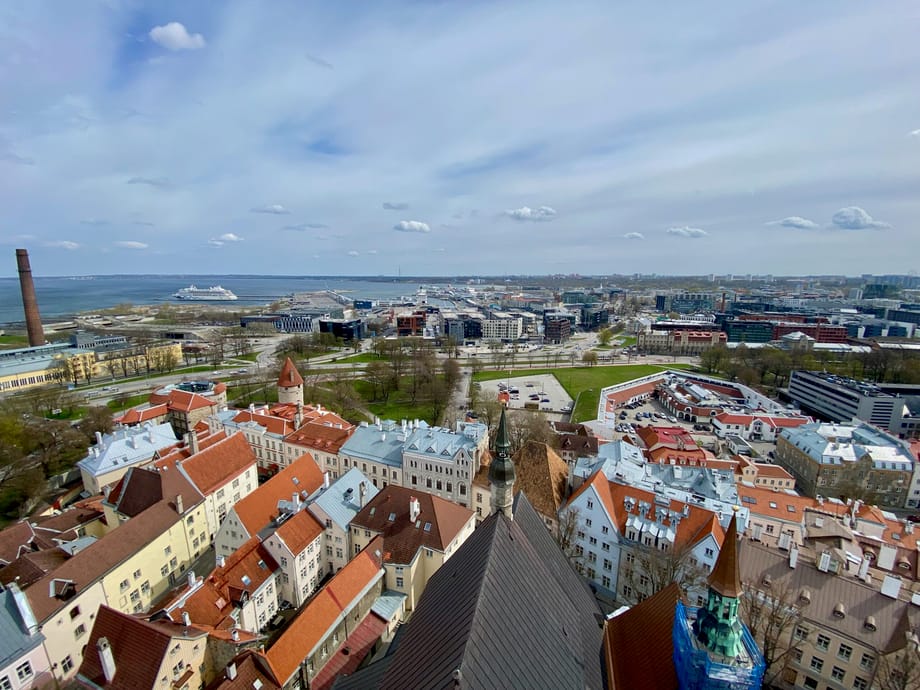 Panorama tallina z czerwonymi dachami starego miasta i portem nad morzem