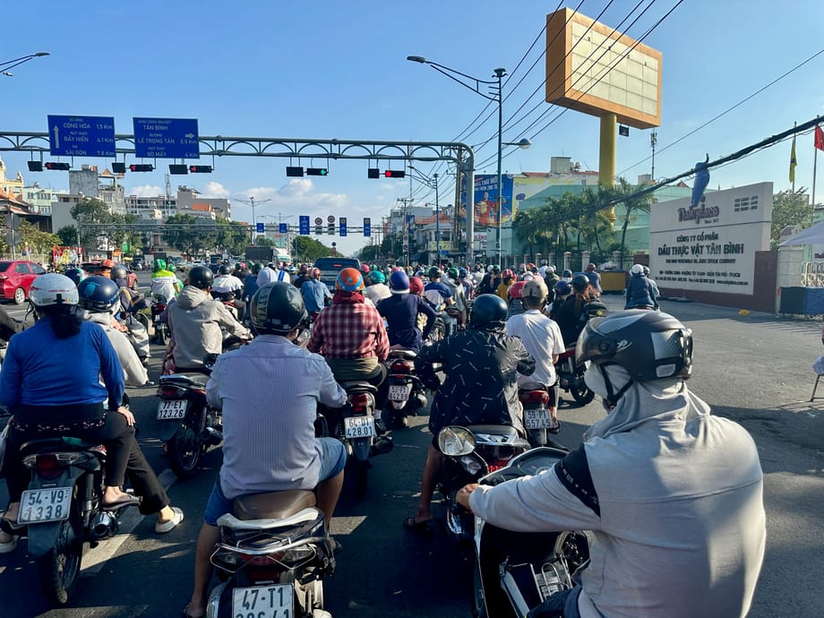 Motocykle czekają na zielone światło na ruchliwym skrzyżowaniu w ho chi minh city, wietnamie