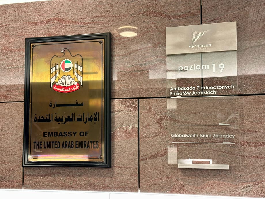 Tablice ambasady zjednoczonych emiratów arabskich w warszawie przy skylight, poziom 19
