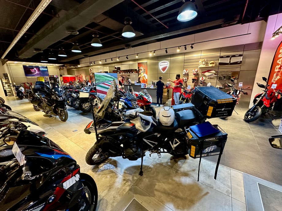 Salon motocyklowy ducati w kuwejcie z kilkoma turystycznymi motocyklami i akcesoriami.