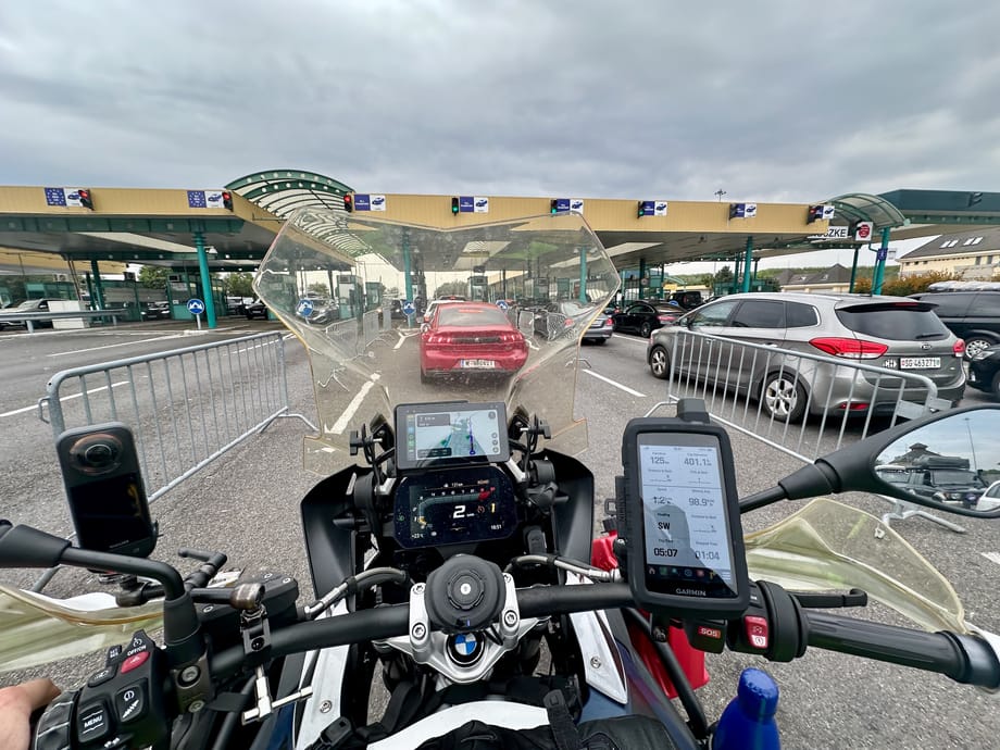 Przejazd motocyklem przez punkt graniczny serbia border podczas wyprawy desert horizons