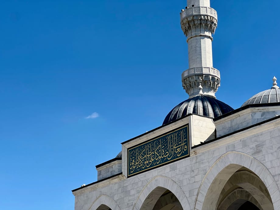 Meczet melike hatun w ankarze z minaretem i kopułą na tle błękitnego nieba