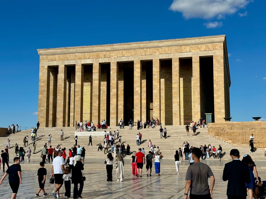 Anıtkabir w ankarze z odwiedzającymi na szerokich schodach.