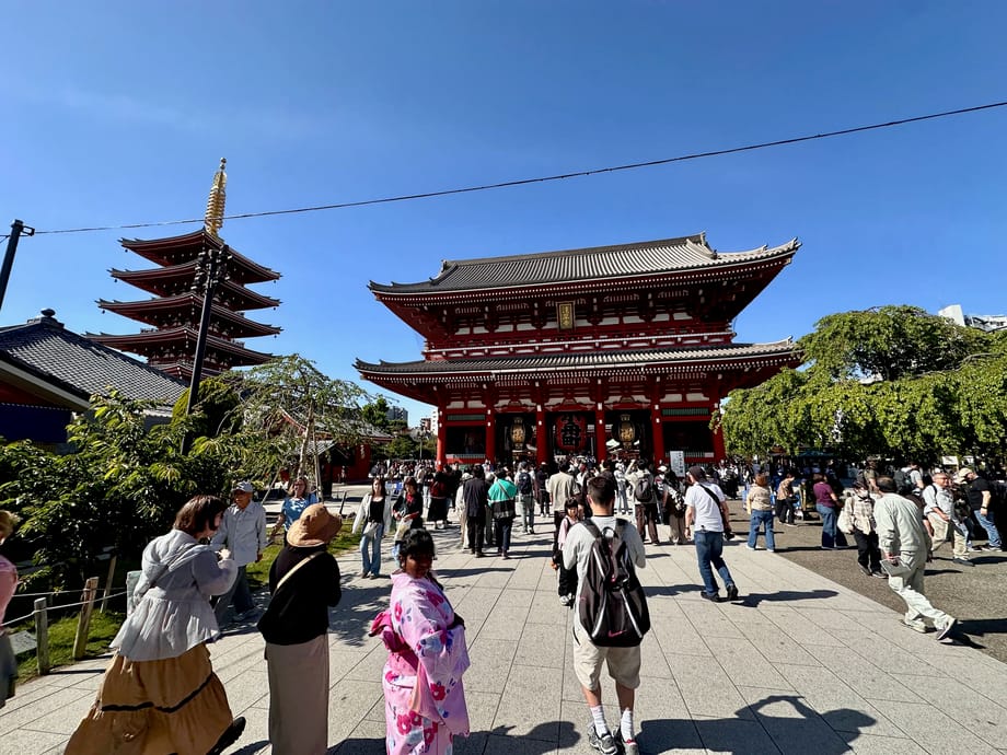 Świątynia sensō-ji w tokio z tłumem zwiedzających na dziedzińcu