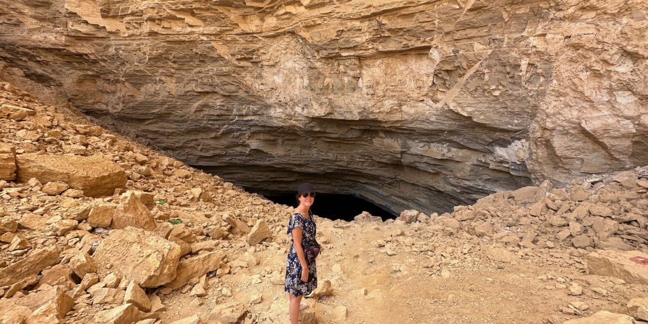Saudi Arabia, Jadzia on a background of rocks