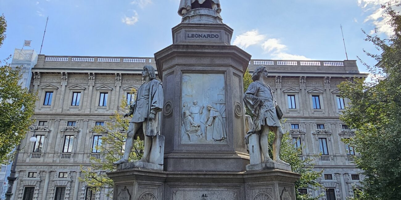 Italy, Milano Statua di Leonardo da Vinci