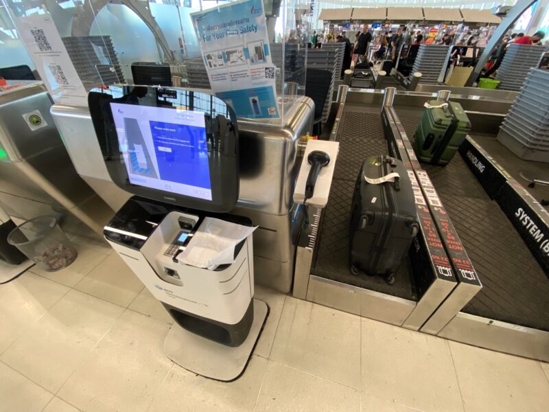 Uszkodzona walizka przy stanowisku odprawy bagażu na lotnisku w tajlandii