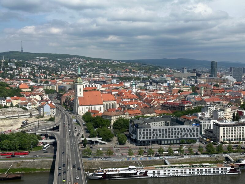 Panorama bratysławy z mostem nad dunajem, kościołem i czerwonymi dachami starego miasta